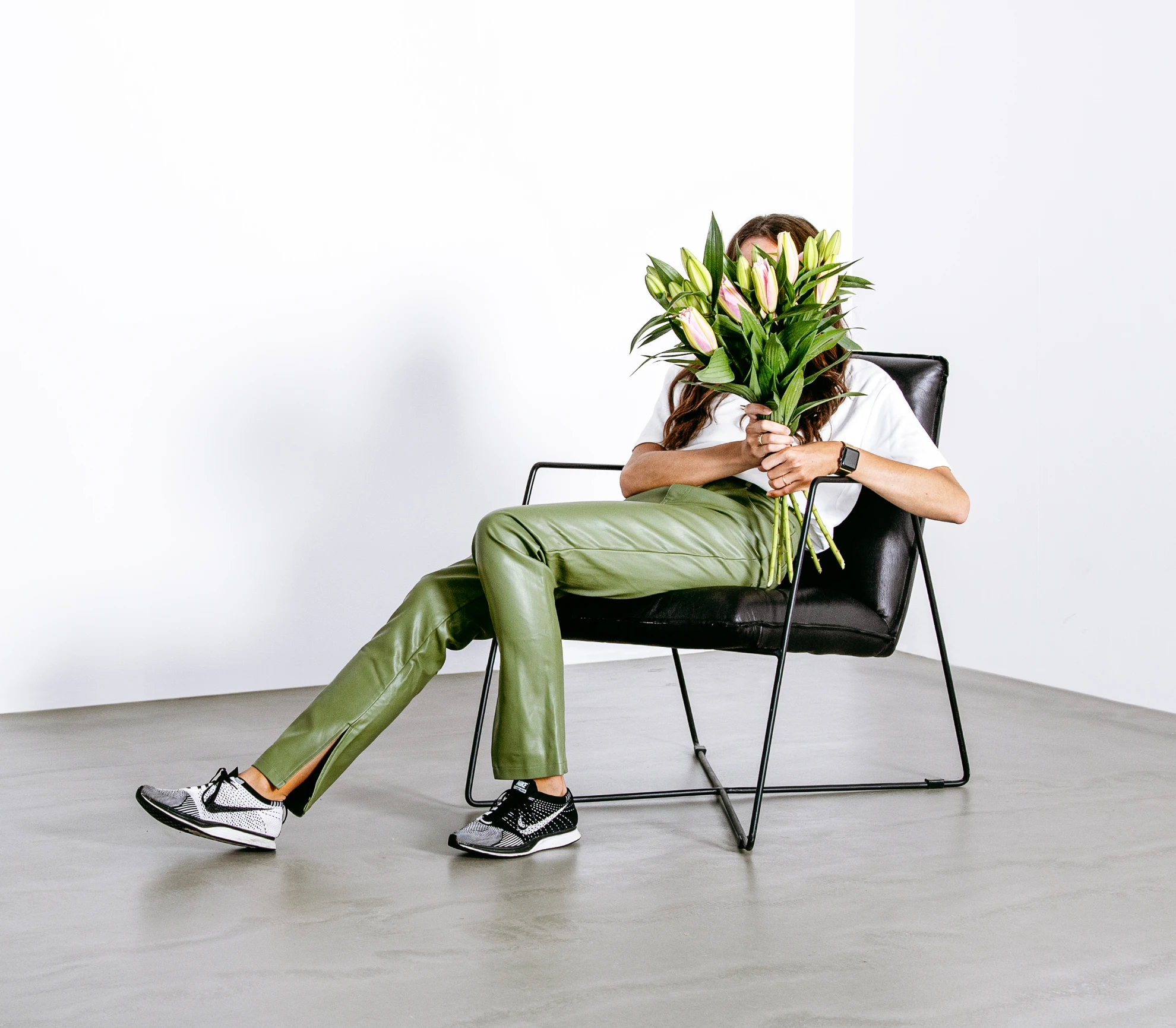 larissa-eikenhout-designer-blackdesk-bloemen